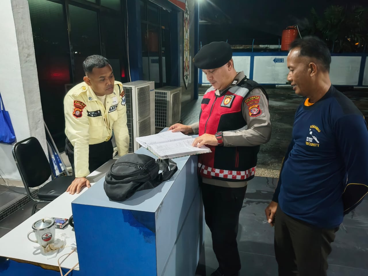 Saat di Kantor Taspen, Personel Satsamapta Polresta Palangka Raya Sampaikan Pesan Kamtibmas