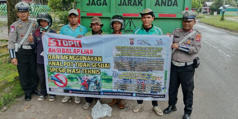 Unit Kamsel Satlantas Polresta Palangka Raya Bagikan Helm SNI Gratis ke Penyapu Jalan