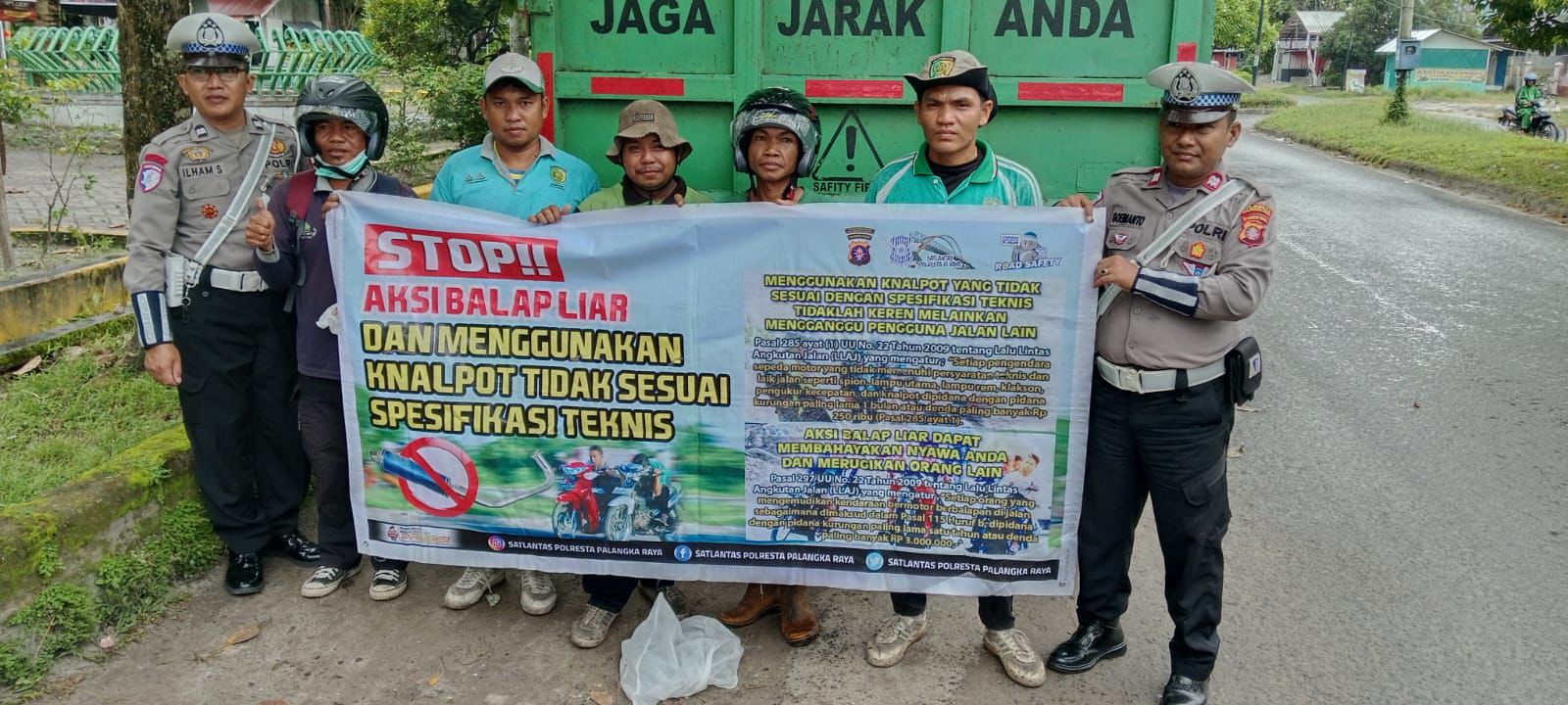 Unit Kamsel Satlantas Polresta Palangka Raya Bagikan Helm SNI Gratis ke Penyapu Jalan