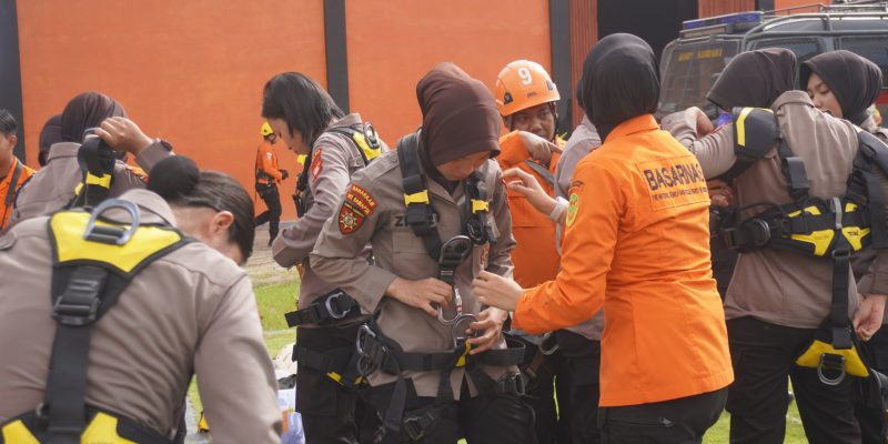 Tunjukan Aksi Srikandi, Polwan Ditsamapta Polda Kalteng Laksanakan Repling Bersama Basarnas