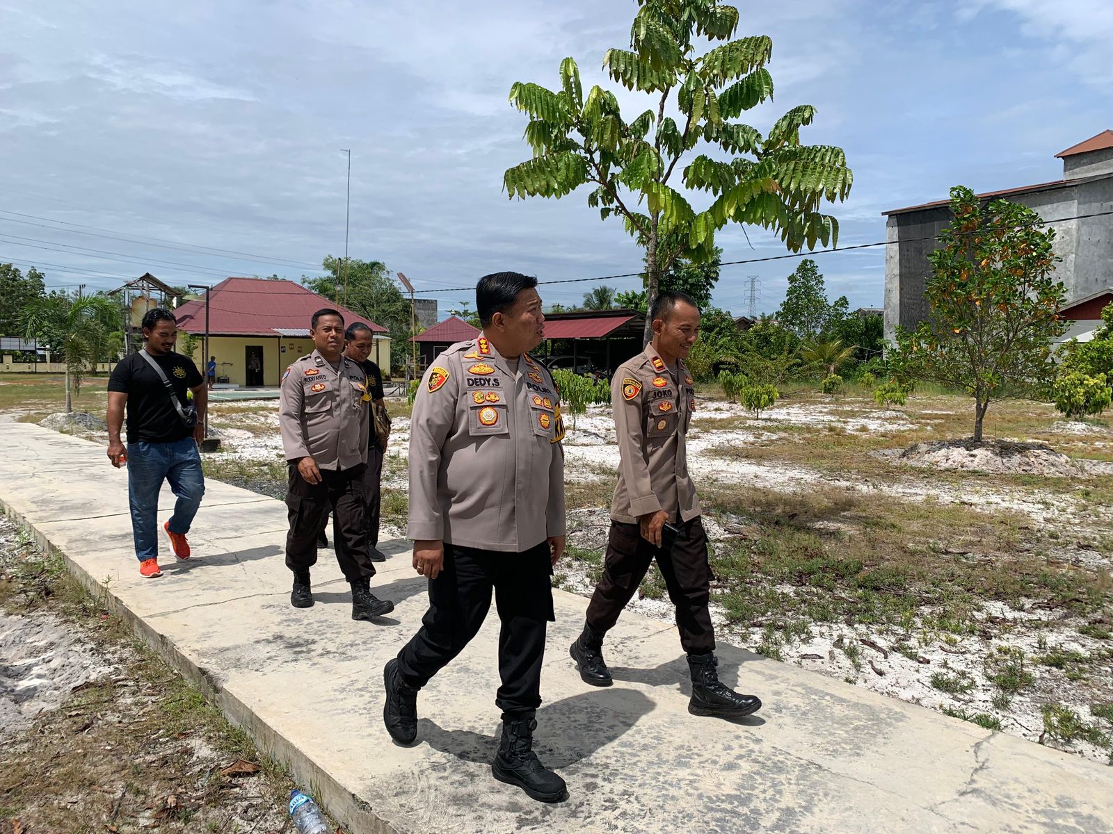 Kapolsek Rakumpit Dampingi Kapolresta Palangka Raya Cek Mapolsek, Asrama, dan Kolam Ikan