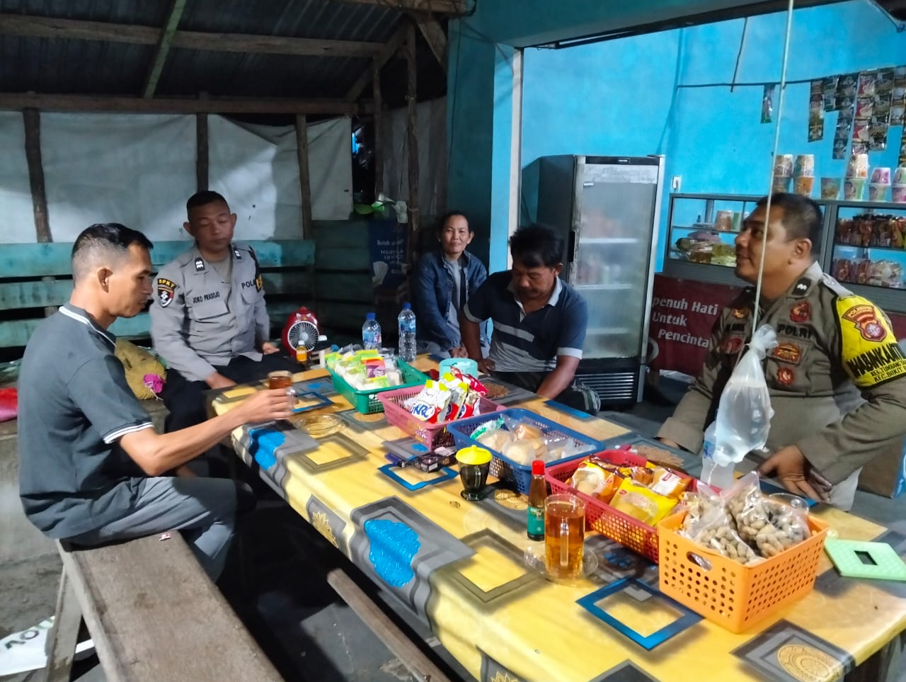 Datangi Warung di Tangkiling, Anggota Polsek Bukit Batu Larang Warga Main Judi