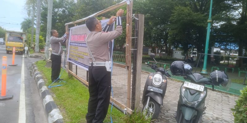 Satlantas Polresta Palangka Raya Pasang Spanduk Imbauan Kamseltibcarlantas di Jalan Yos Sudarso