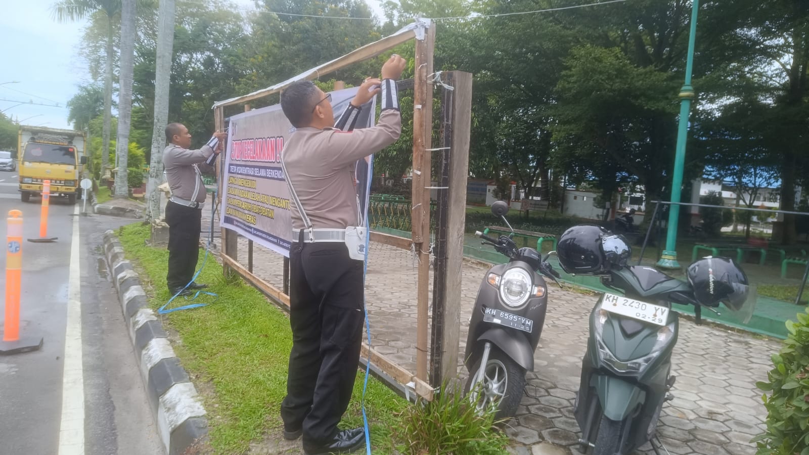 Satlantas Polresta Palangka Raya Pasang Spanduk Imbauan Kamseltibcarlantas di Jalan Yos Sudarso