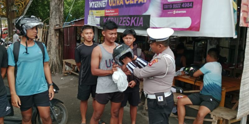 Satlantas Polresta Palangka Raya Gelar Dikmas Lantas dan Bagikan Helm Gratis di Stadion Sanaman Mantikei
