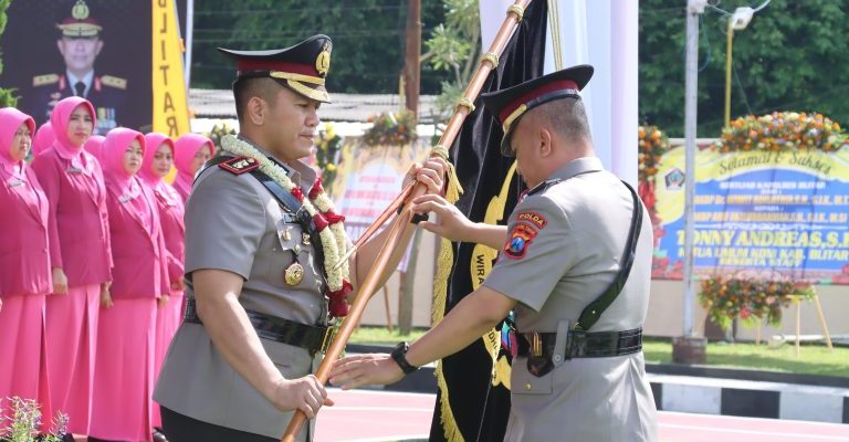 Sertijab Kapolres Blitar AKBP Wiwit Adisatria Serahkan Tongkat Estafet Kepemimpinannya Kepada AKBP Arif Fazlurrahman