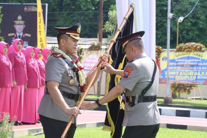 Sertijab Kapolres Blitar AKBP Wiwit Adisatria Serahkan Tongkat Estafet Kepemimpinannya Kepada AKBP Arif Fazlurrahman
