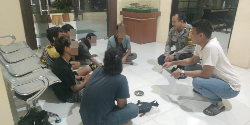 Diduga Bikin Resah Pengguna Jalan, Polisi Bina Anak Punk Yang Sering Nongkrong di Lampu Merah Podo Kedungwuni