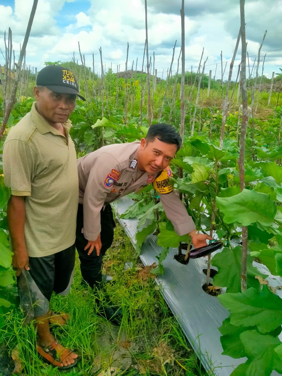Di Kebun Terong Warga, Polsek Bukit Batu Sampaikan Program Asta Cita