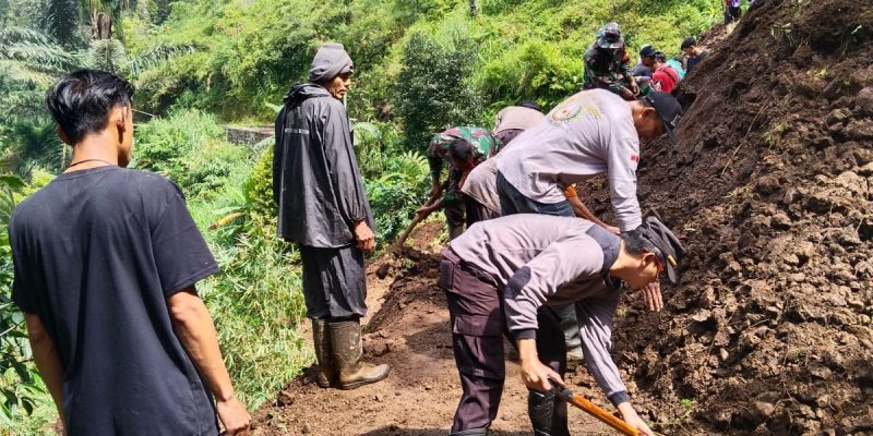Polsek dan Forkopimcam Lebakbarang Kerja Bakti Evakuasi Longsor Serta Berikan Bantuan