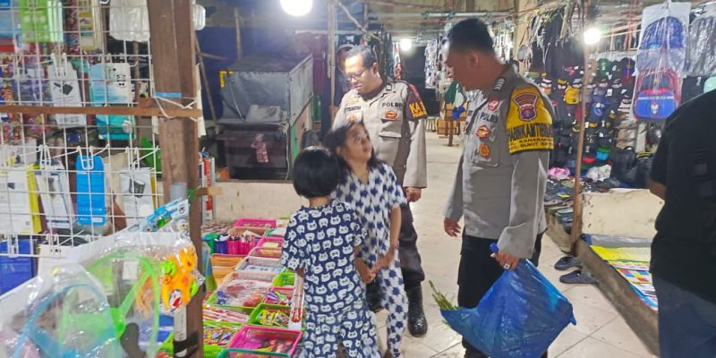 Personel Polsek Bukit Batu Sambangi Pasar Rakyat di Tangkiling