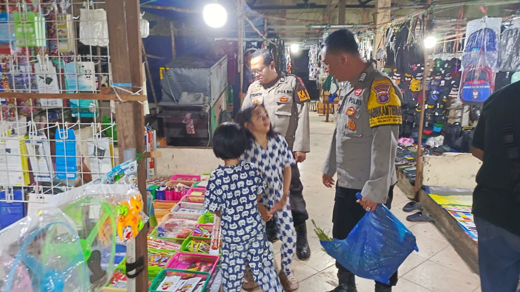 Personel Polsek Bukit Batu Sambangi Pasar Rakyat di Tangkiling