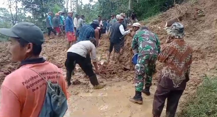 TNI-Polri Bersama Warga Bersihkan Material Longsor di Jalan Raya Karanggondang Menuju ke Bodas dan Klesem