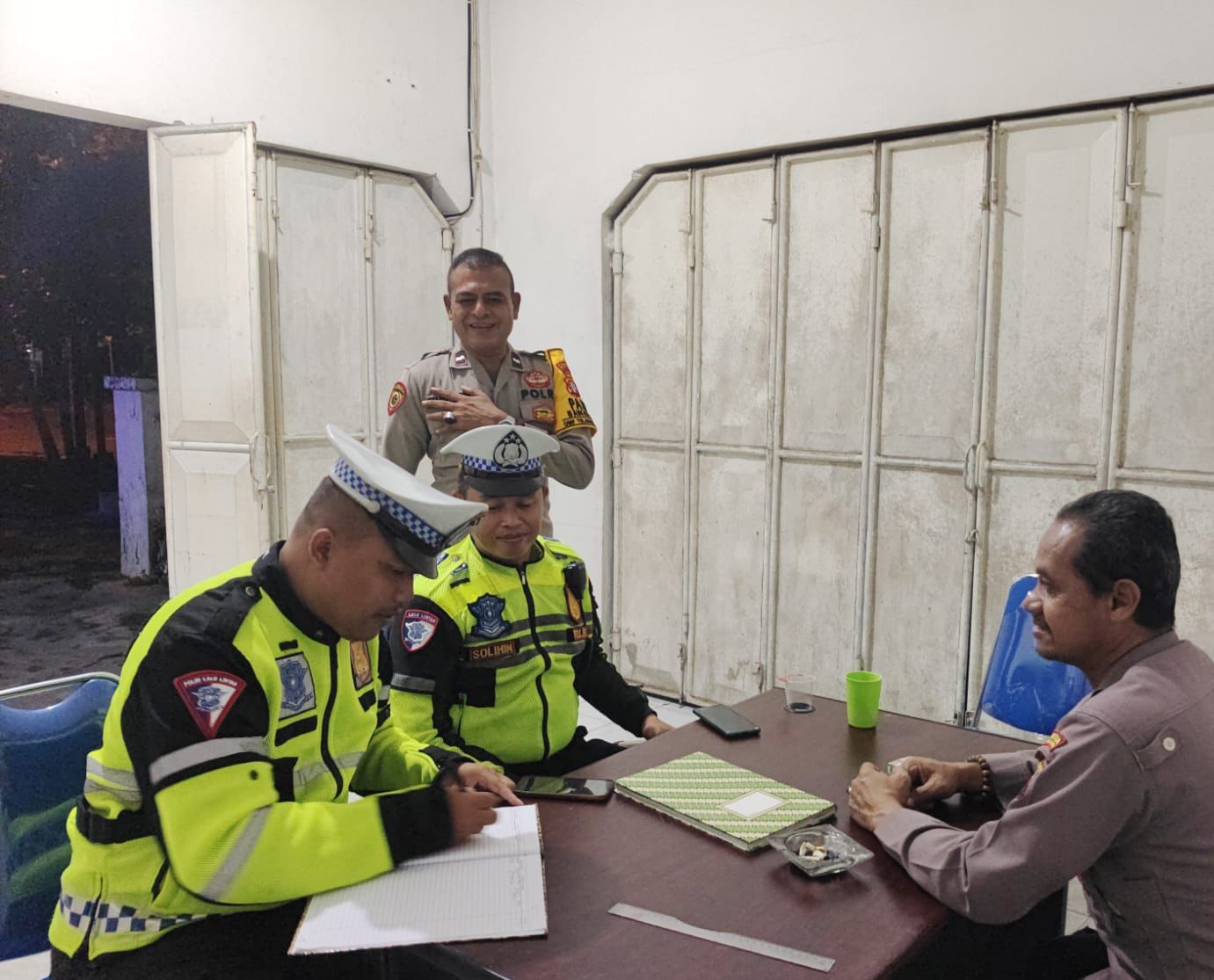 Anggota Satlantas Polresta Palangka Raya Pantau Keamanan di Kantor Bawaslu