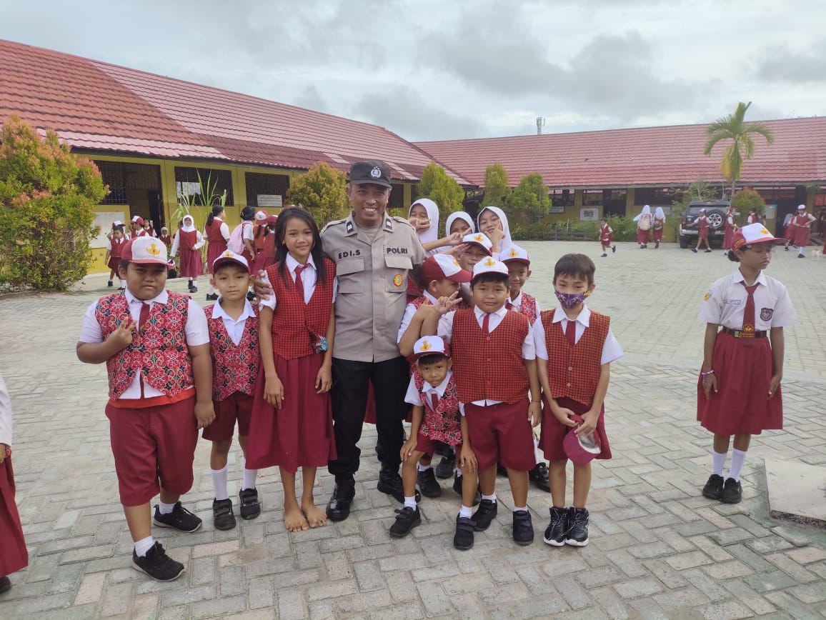 Lewat Program Polsanak, Polsek Pahandut Sambangi SDN 8 Menteng