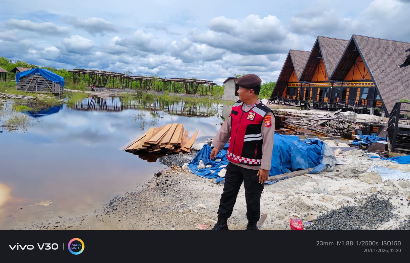 Satsamapta Polresta Palangka Raya Amankan Proyek Pembangunan SD Alam Kemala Bhayangkari