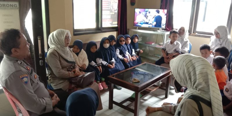 Melalui PSA, Polsek Gumelar Polresta Banyumas Tanamkan Disiplin Siswa PAUD Rahayu 2