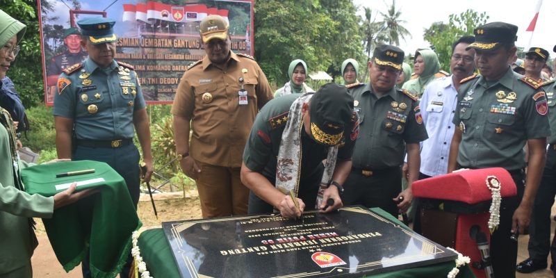Danrem 071/Wijayakusuma Dampingi Pangdam IV/Diponegoro Resmikan Jembatan Gantung Merah Putih di Cilacap