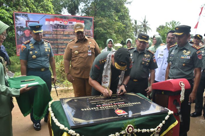 Danrem 071/Wijayakusuma Dampingi Pangdam IV/Diponegoro Resmikan Jembatan Gantung Merah Putih di Cilacap