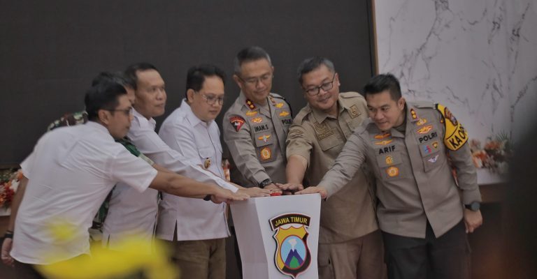 Kapolda Jatim dan Pj.Gubernur Launching Benih Jagung Merk Bhayangkara di Blitar