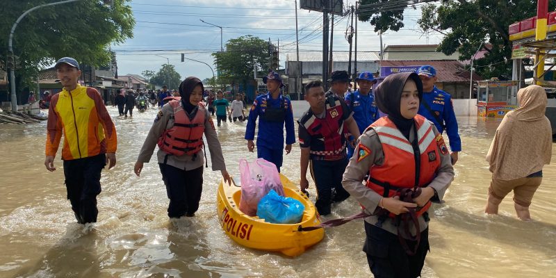 Respons Cepat Polres Kendal Tangani Banjir di Dua Desa
