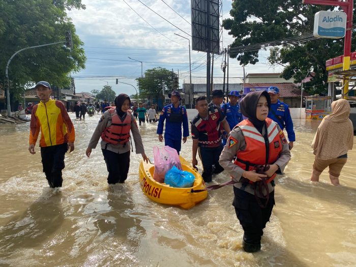 Respons Cepat Polres Kendal Tangani Banjir di Dua Desa