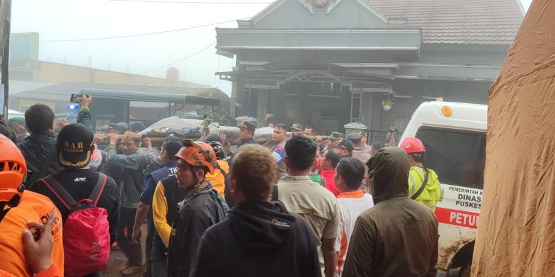 Petugas Gabungan Berhasil Evakuasi 17 Warga Terdampak Longsor di Petungkriyono, 8 Orang Dalam Pencarian
