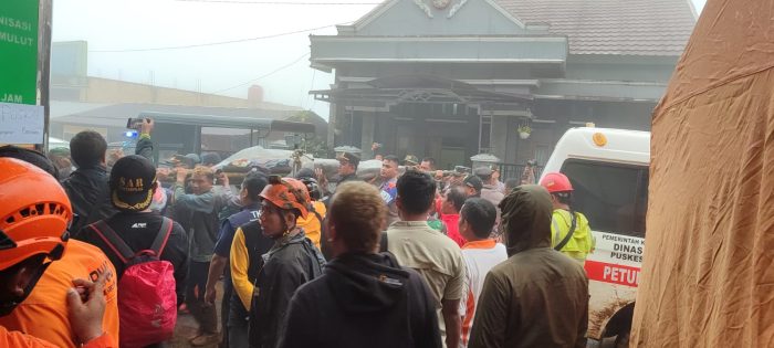 Petugas Gabungan Berhasil Evakuasi 17 Warga Terdampak Longsor di Petungkriyono, 8 Orang Dalam Pencarian