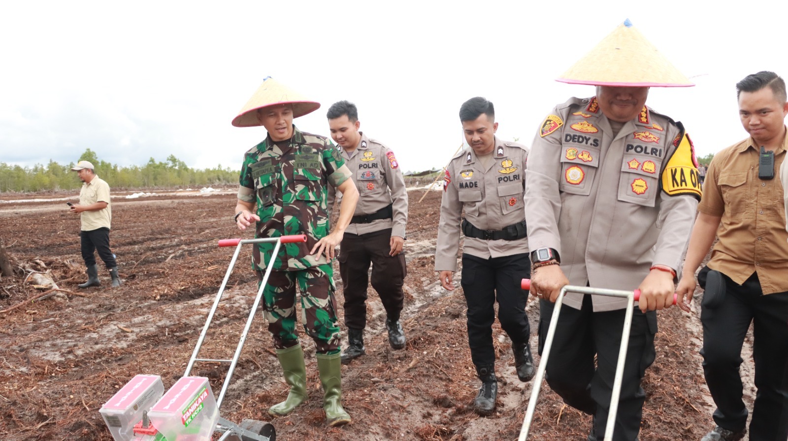 Kapolresta Palangka Raya Dampingi Wakapolda Kalteng dan Forkopimda Tanam Jagung Serentak di Rakumpit