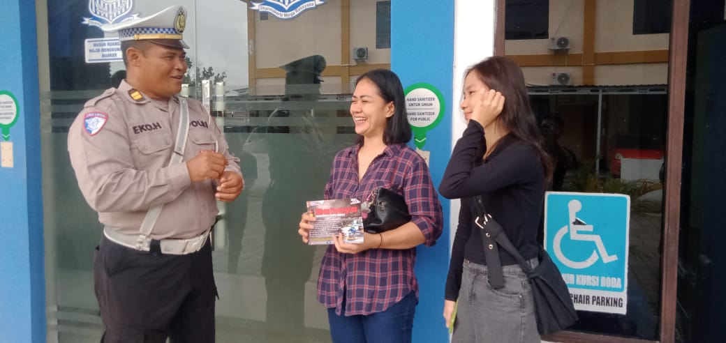 Unit Kamsel Satlantas Polresta Palangka Raya Edukasi Masyarakat tentang Pentingnya Helm SNI