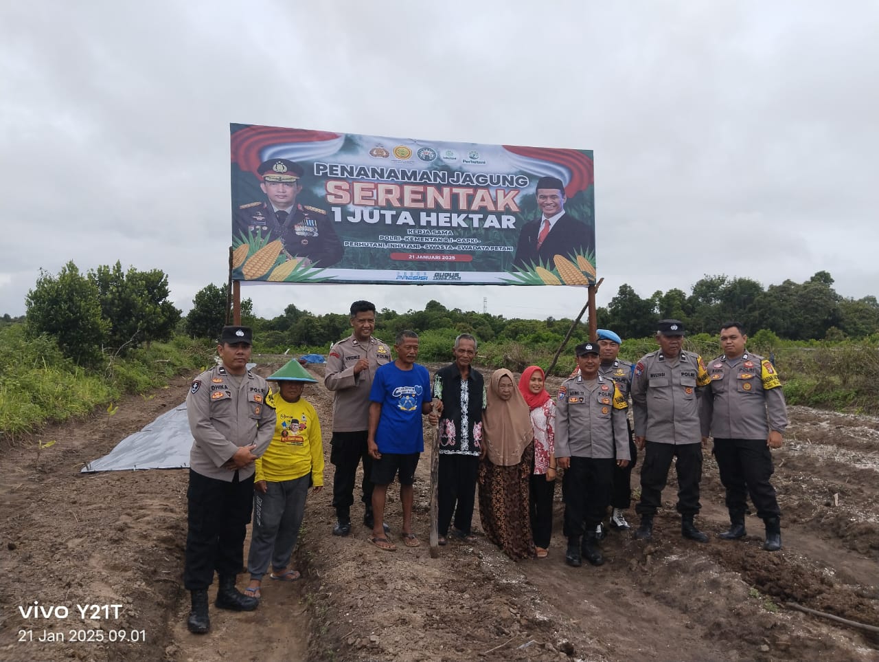 Kapolsek dan Forkopimca Bukit Batu Sukseskan Penanaman Jagung Serentak Sejuta Hektar