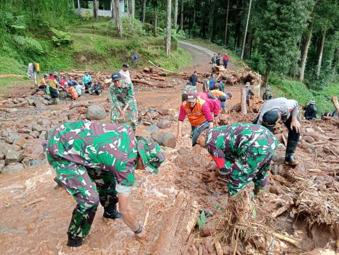 Anggota Koramil 05/Reban Bantu Bersihkan Lumpur Akibat Bencana Banjir Bandang