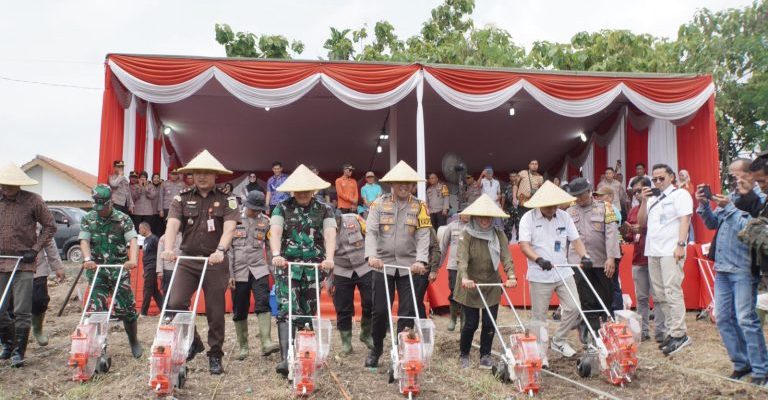 Polresta Sidoarjo Tanam Jagung Serentak Satu Juta Hektar Lahan di Desa Bakungtemenggungan