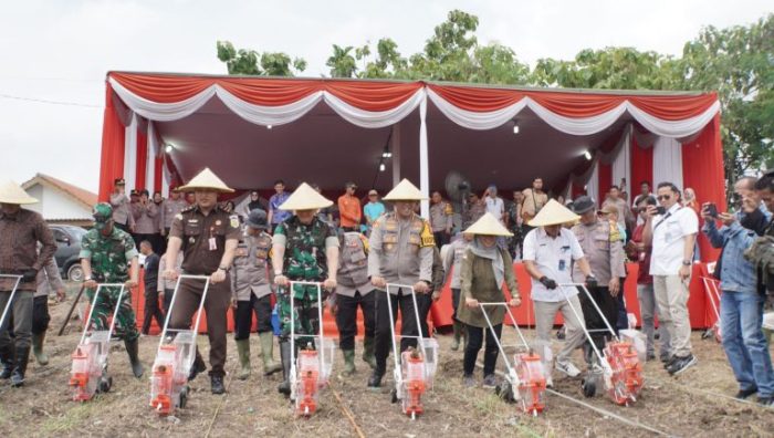Polresta Sidoarjo Tanam Jagung Serentak Satu Juta Hektar Lahan di Desa Bakungtemenggungan