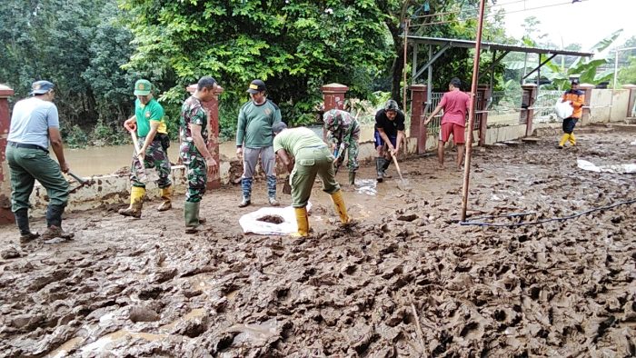 Anggota Koramil 10/Batang Bantu Warga Bersihkan Sisa Lumpur Pasca Banjir