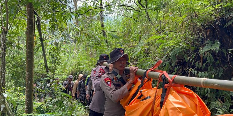 Aksi Tanggap Bencana Sat Brimob Polda Jateng, Evakuasi Korban Longsor Hingga Dirikan Dapur Lapangan