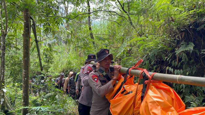 Aksi Tanggap Bencana Sat Brimob Polda Jateng, Evakuasi Korban Longsor Hingga Dirikan Dapur Lapangan
