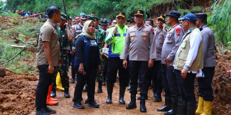 Kapolda Jateng Tinjau Langsung Lokasi Longsor di Pekalongan, Petugas Temukan Tiga Korban Tambahan