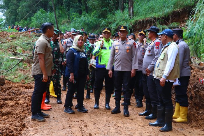 Kapolda Jateng Tinjau Langsung Lokasi Longsor di Pekalongan, Petugas Temukan Tiga Korban Tambahan