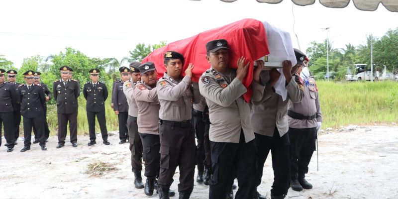 Kapolsek Bukit Batu Pimpin Pengusungan Peti Jenazah Almarhum Bripka Heprie ke Ambulans