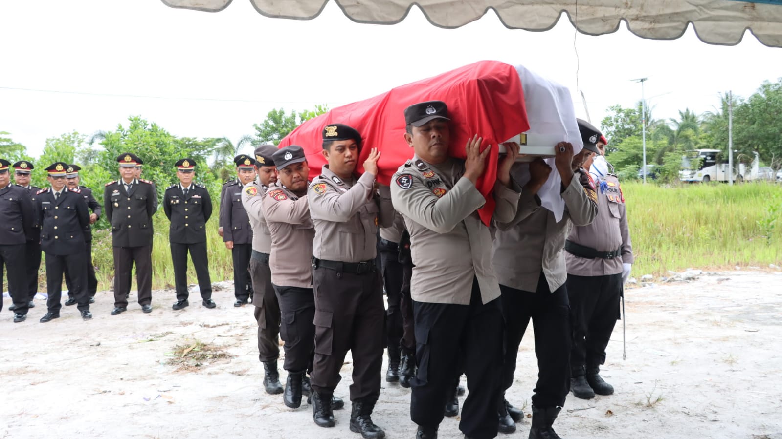 Kapolsek Bukit Batu Pimpin Pengusungan Peti Jenazah Almarhum Bripka Heprie ke Ambulans