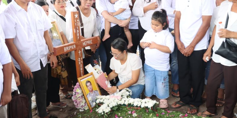 Isak Tangis Warnai Pemakaman Almarhum Bripka Heprie