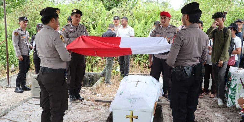 Kabag SDM Polresta Palangka Raya Pimpin Apel Persada Pemakaman Almarhum Bripka Heprie