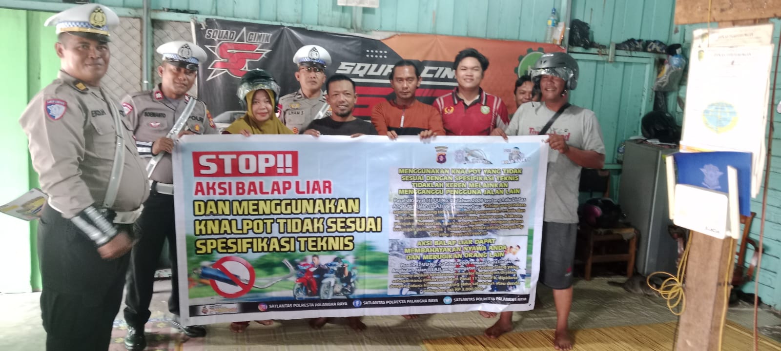 Unit Kamsel Satlantas Polresta Palangka Raya Bagikan Helm Gratis dan Brosur Saat Dikmas Lantas