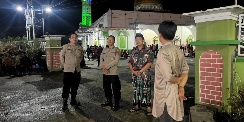 Polsek Bukit Batu Berikan Rasa Aman saat Perayaan Isra Mi’raj Nabi Muhammad SAW 1446 H di Masjid Al-Amin