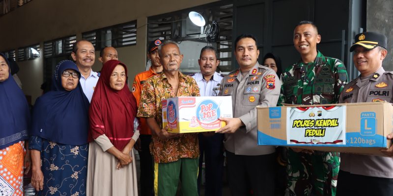 Kapolres Kendal dan Dandim 0715 Salurkan Bantuan Untuk Korban Banjir