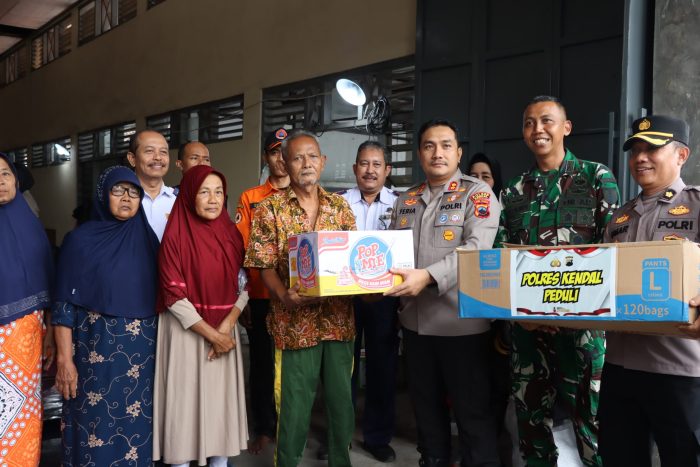 Kapolres Kendal dan Dandim 0715 Salurkan Bantuan Untuk Korban Banjir
