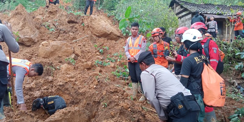 Polda Jateng Terjunkan Unit K9 Cari Korban Longsor di Pekalongan, Temukan 21 Jenazah Diantaranya Seorang Bayi
