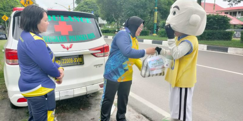 Rumkit Bhayangkara Sisihkan Rezeki Dan Bagikan Paket Sembako Untuk Masyarakat Kecil