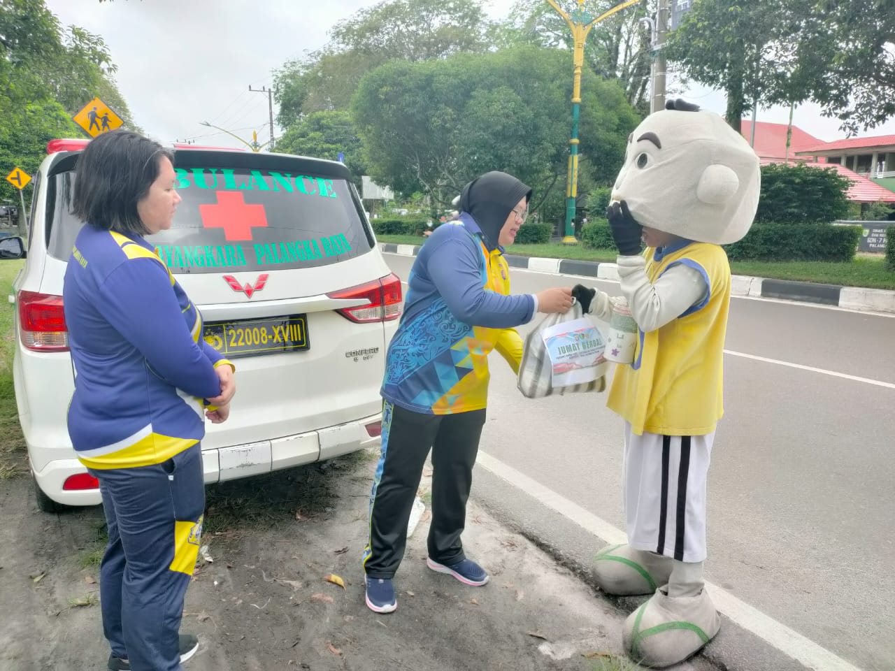 Rumkit Bhayangkara Sisihkan Rezeki Dan Bagikan Paket Sembako Untuk Masyarakat Kecil
